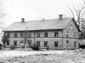 Huvudbyggnaden till Gamla gästgivaregården i Vetlanda med framsidan mot tingshuset. Det var gästgiveri, utskänkning och skjutsstationoch senare ålderdomshem.