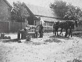 Gustaf Stenbergs lerkran, Falkenberg. Två hästar driver kranen. Till höger ligger en hög okranad lera. Till vänster i bilden ligger fyra kranade 