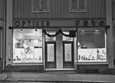 Glasögon - Centralen i kv. Kronan vid Stora Torget.
Exteriörbild med skyltfönster för optiker och foto.