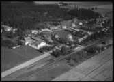 Flygfoto över Dingtuna, med Dingtuna järnvägsstation.