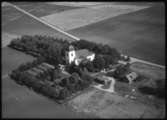 Flygfoto över Skultuna kyrka