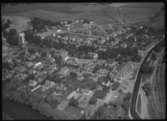 Flygfoto över Kolbäck, med Kolbäcks järnvägsstation och Kolbäcks mejeri.