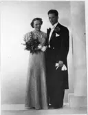 Ett brudpar står intill en pelare.