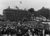 Ett par hundra människor har slutit upp till avtäckningen av Jonas Alströmerbysten den 2 juni 1905 på Stora Torget i Alingsås.