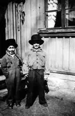 Två små påskgubbar poserar vid en trapp på ett trähus.

Från vänster:
Jerry Malmgren.
Nils-Arne Sandberg

Kvarteret Storken, Nygatan 11. På platsen låg senare Tempo.