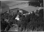 Flygfoto över Badelunda kyrka och Badelundaskolan