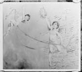 Plafondmålning med två änglabarn, varav det ena med en lagerkrans i handen, på vägg i fastigheten Drottninggatan 87 - troligen i trapphuset - före rivningen. Foto 1959.