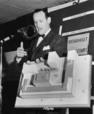 Byrådirektör Tord Hammarberg visar en modell till nya Postbankshuset vid Tegnérlunden och informarar om bygget.