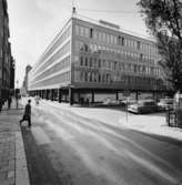 Postverkets fastighet i kv. Barnhusväderkvarnen. Fasaden mot Drottninggatan, sedd från hörnet av Rådmansgatan.