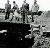 Nuvarande kungen Carl XVI Gustaf vid utgrävningarna av Skedemosse.