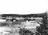 Ångslupen Jonas Alströmer ankommer i Bergsjödalviken med en liten träbåt på släp.
