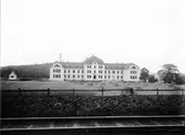 Bilden är tagen från nuvarande Konduktörsgatan mot norr och visar Alingsås lasarett.