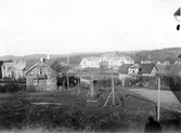 På långt avstånd, bakom två bostadshus, ses Alingsås lasarett.
Huset till höger byggt 1912.