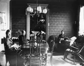 Salen i ombudsman Deurells hem, Dragarbrunnsgatan 46, Uppsala 1890