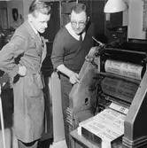 En vanlig dag framställer tryckeriet ca 23000 tryck, mest för
intern konsumtion. Arne Hård t.v. och Nils Kjellgren övervakar här
hur ett anslag i 30000 exemplar - i samband med diskonto-ändringen
1965 - med det glada budskapet 