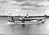 Ångslupen Carl-Albert fylld med passagerare på sjön Mjörn.