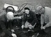 Erik Nylén, Ulf Erik Hagberg och Greta Arwidsson vid utgrävningarna av Skedemosse.