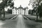 Kolbäck sn, Strömsholms slott.
Slottet från väster och del av slottsparken.