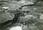 Kolbäck sn, Strömsholms kanal.
Flygfoto över landskapet med Strömsholms kanal, gårdar, åkrar m.m.