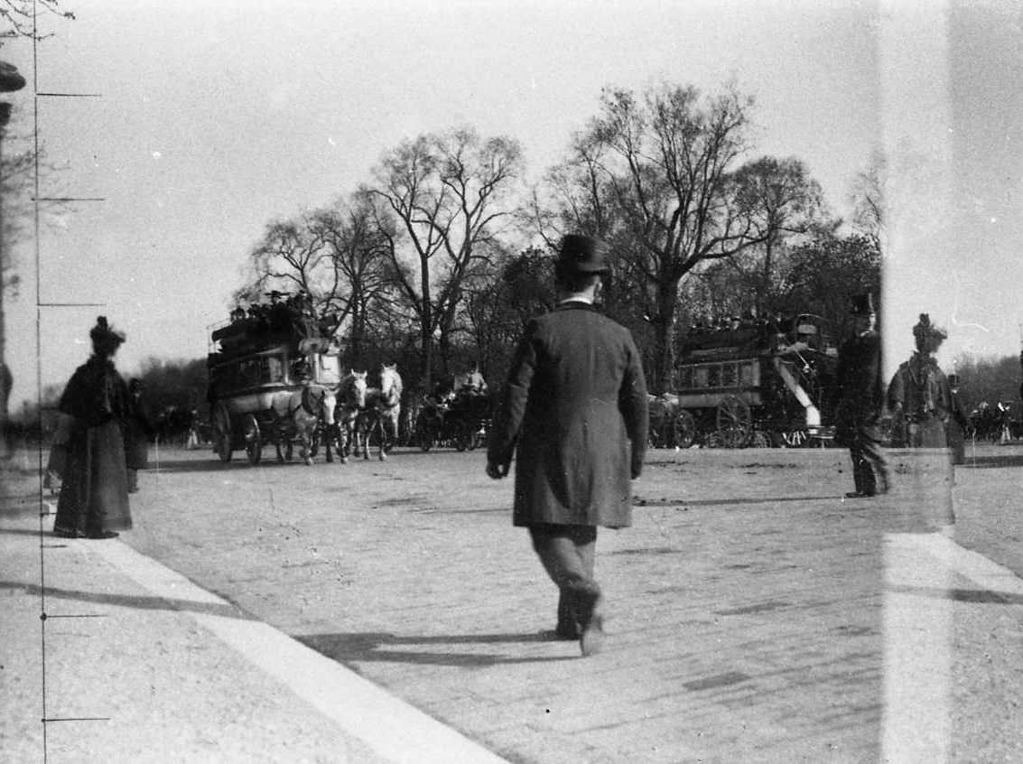 Nils Strindberg, Reprofotografi av gatuscen från Paris: "Gatuliv från en uteservering i norra delen av Champs-Élysées."