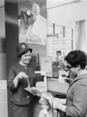 I allmänhetens avdelning hjälpte postvärdinnor till att råda postkunderna i postbanksärenden på bästa sätt.