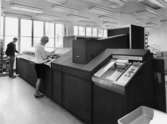 Den optiska läsaren, som Postbanken förhyrt från IBM, Dallas, USA, är placerad i postgirots Gdata 1-hall, våningen 4 trappor. Läsaren sedd från höger framifrån. Blanketterna matas in till höger för sortering.
