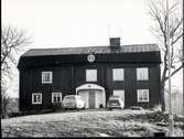 Karbenning sn, Olsbenning. 
Olsbenning 2:4, Sammilsgården. Två bilar utanför huset.