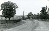 Karbenning sn, Hästbäck.
Vykort med Hästbäck från öster, 1950-talet.
Byggnad vid landsvägen.