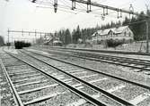 Karbennings sn.
Snytens järnvägsstation, större byggnad på stationsområdet till höger plus järnvägsspår, 1971.