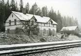 Karbennings sn.
Snytens järnvägsstation, byggnad med trasiga fönster på stationsområdet, 1971.