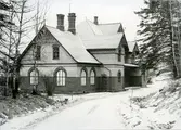 Karbennings sn.
Snytens järnvägsstation, stationsbyggnaden sedd från vägen, 1971.