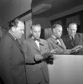 Harald Aronsson och direktör Odlöw.
Oktober 1956.