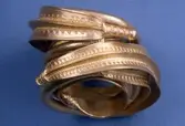 Armring från romersk järnålder påträffad vid Skedemosse.