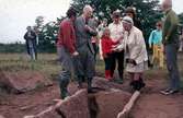 Kung Gustaf VI Adolf och Ulf Erik Hagberg vid en hällkista i Glömminge.