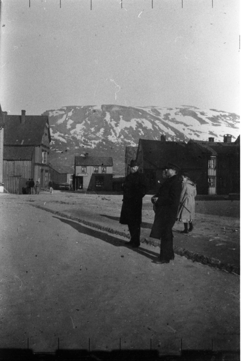 Nils Strindberg, Nils Ekholm till vänster och okänd man i Tromsö. Oklart om det från resan till eller från Spetsbergen.