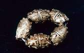 Dubbelkonisk pärla av guld från romersk järnålder.