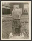 Bildserie som dokumenterar desarmeringen av en tysk tillverkad sjunkbomb som hittades 1936 vid Hasslö av besättningen från trålaren 