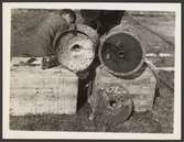 Bildserie som dokumenterar desarmeringen av en tysk tillverkad sjunkbomb som hittades 1936 vid Hasslö av besättningen från trålaren 