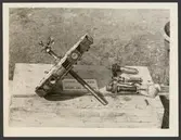 Bildserie som dokumenterar desarmeringen av en tysk tillverkad sjunkbomb som hittades 1936 vid Hasslö av besättningen från trålaren 