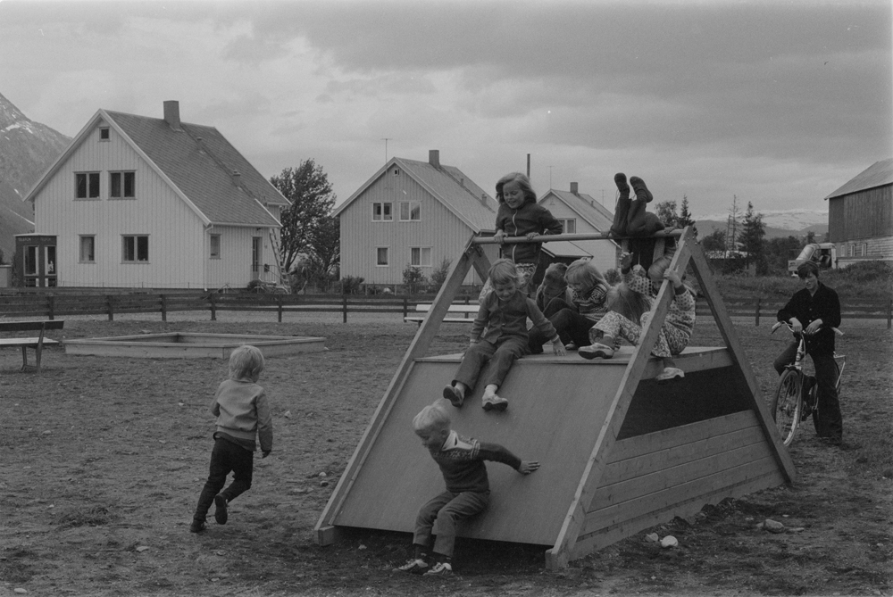 Barn prøver ut nytt utstyr på lekeplassen i Husbrekka