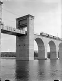 Årstabron. Södergående persontåg passerar