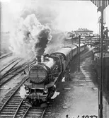 Persontåg draget av ånglok av den typ som ursprungligen betecknades som Südbahn 109.