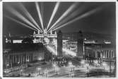 Kvällsbild över en del av utställningsområdet. Världsutställningen i Barcelona 1929.