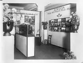 Interiör från utställningshallen, Kungliga Järnvägsstyrelsens monter.
Från den första internationella utställningen för turism och transport i Poznan 1930.