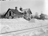 Stationshus och ställverk i vinterskrud