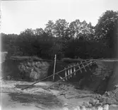 Järnvägsbanken har rasat, spåret hänger i luften