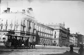 Stockholm Centralstation sedd från gatuplan. Häst dragen spårvagn på väg norrut