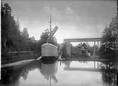 Akvedukten i Håverud med ett fartyg och en järnvägsklaffbro över kanalen. Akvedukten som färdigställdes år 1868 är en kombination av en landvägsbro, järnvägsbro och en akvedukt.