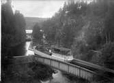 Akvedukten  i Håverud som färdigställdes år 1868 är en kombination av en landvägsbro, järnvägsbro och en akvedukt. Ett fartyg passerar genom en vattenbro.