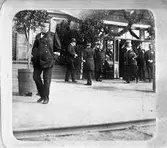 Oscar II och  Axel Magnus Granholm vid ett sammanträffande.
Oscar II var kung i Sverige 1872 - 1907.
Oscar II var även kung i Norge 1872 - 1905.
Unionsuppdelningen  mellan Sverige och Norge var 1905.
Axel Magnus Granholm var generaldirektör vid SJ 1914 - 1937